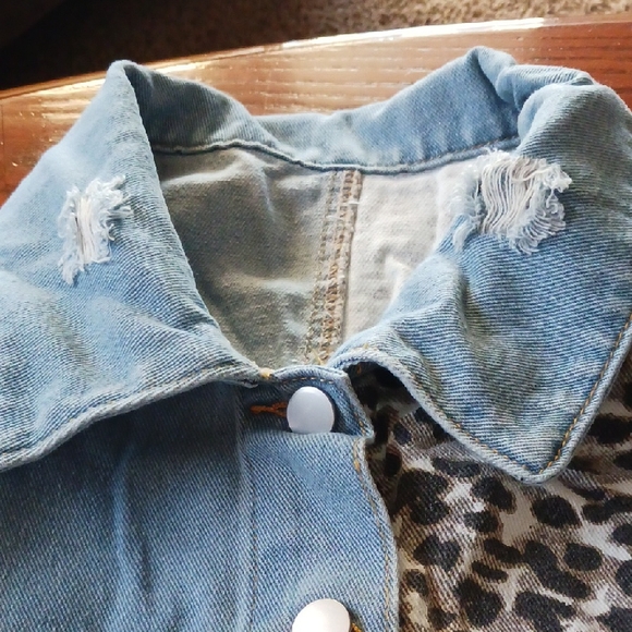 Source Unknown Blue and Leopard Print Jean Jacket - Picture 2 of 6